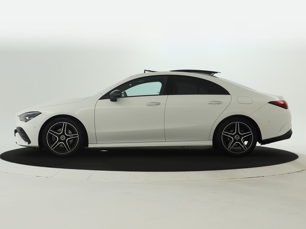 Mercedes-Benz CLA-KLASSE 180 AMG Nightpakket | Panoramadak | Dode Hoek Ass | Keyless Go | Sfeerverlichting | Alarm | Stoelverwarming | Inclusief 24 maanden Mercedes-Benz Certified garantie voor Europa.