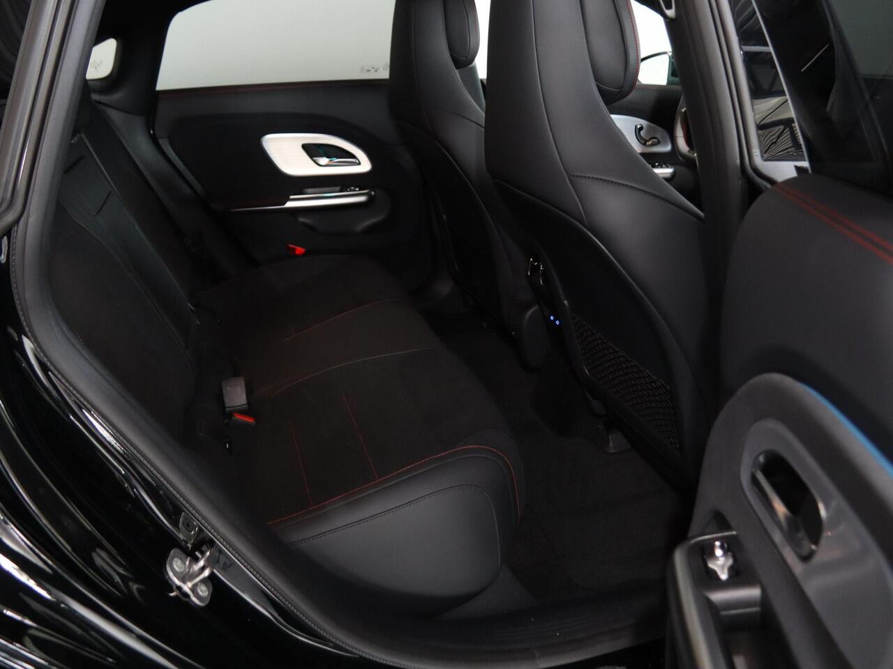 Mercedes-Benz CLA-KLASSE 250+ Launch Edition 85 kWh | AMG | Night | Panoramadak | 19" lichtmetalen velgen | Sfeerverlichting |