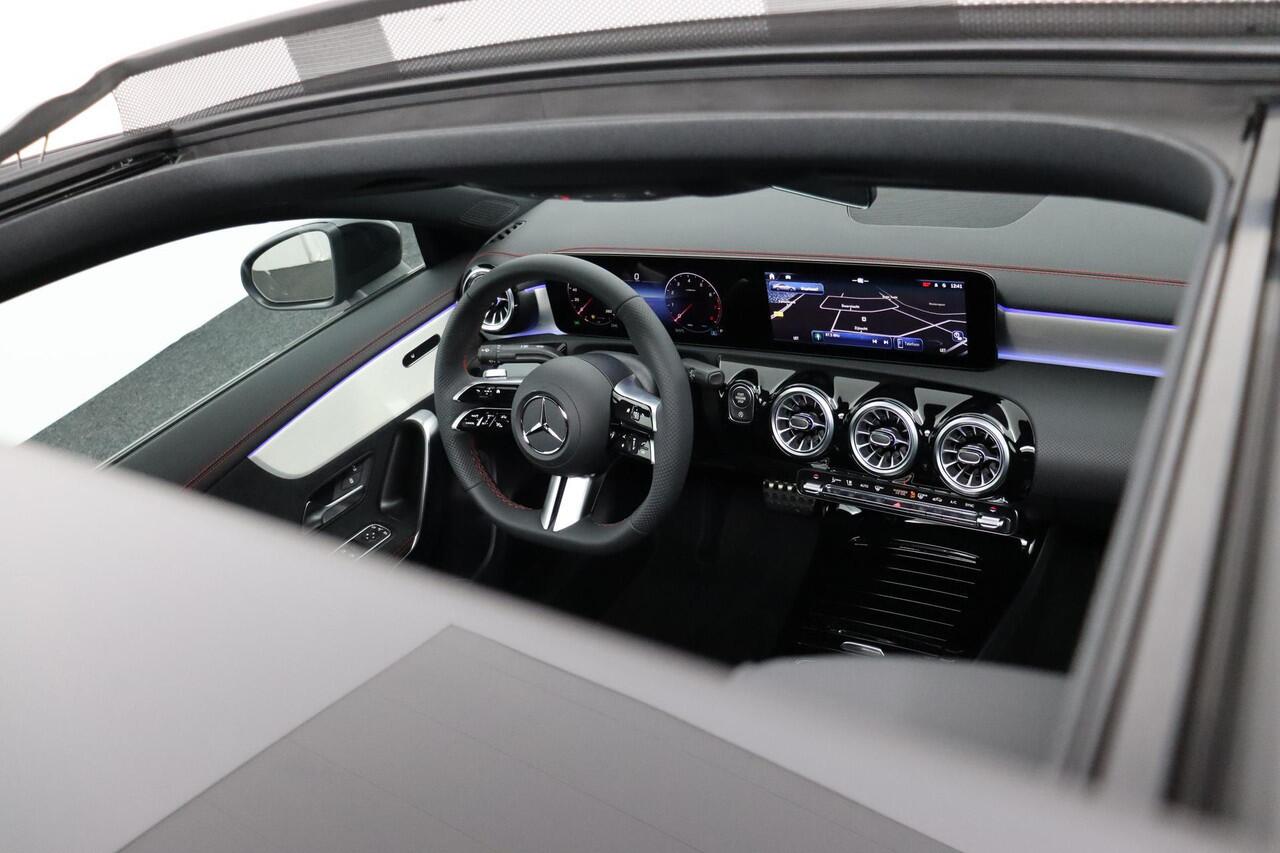 Mercedes-Benz CLA-KLASSE 180 AMG Line | Premium Pakket | Night Pakket | Panoramadak | MULTIBEAM LED Koplampen | Dodehoekassistent | Advanced Sound System | Sfeerverlichting |