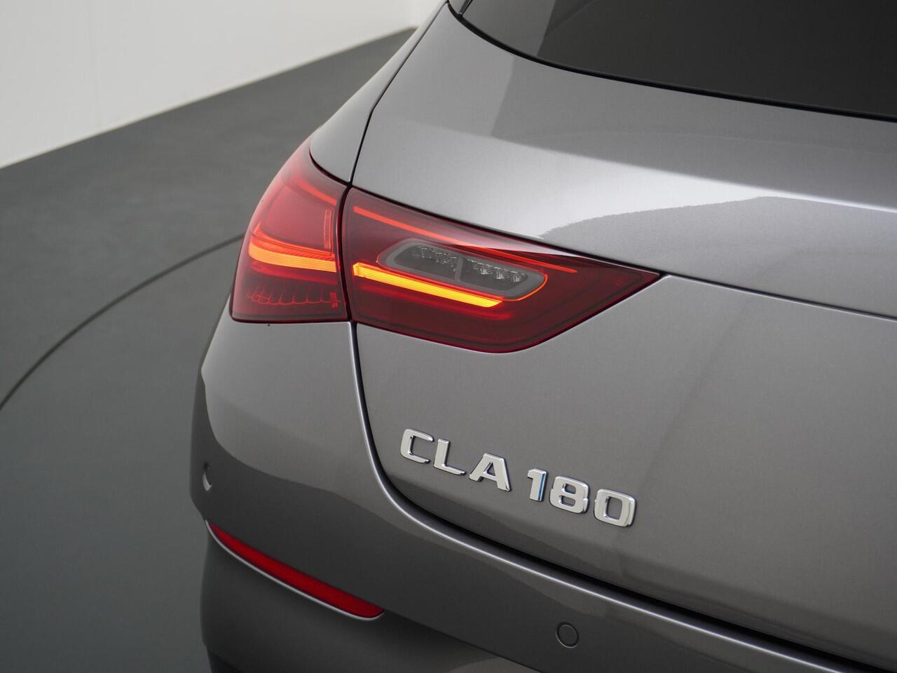 Mercedes-Benz CLA-KLASSE Shooting Brake 180 Business Solution AMG | Panorama - Schuifdak | Distronic Cruise Control | Memorystoelen | Head-Up Display | 360° Camera | Apple Carplay & Android Auto | Nightpakket