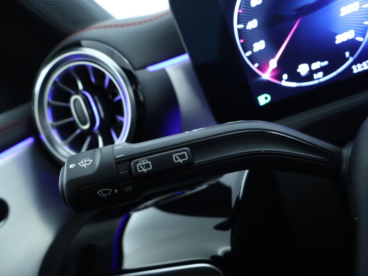 Mercedes-Benz CLA-KLASSE Shooting Brake 180 LIMITED Edition AMG Line | Trekhaak | Nightpakket | Parkeerpakket met achteruitrijcamera | Verwarmde stoelen vooraan | Antidiefstalpakket GUARD 360° Plus | EASY PACK achterklep | KEYLESS-GO |