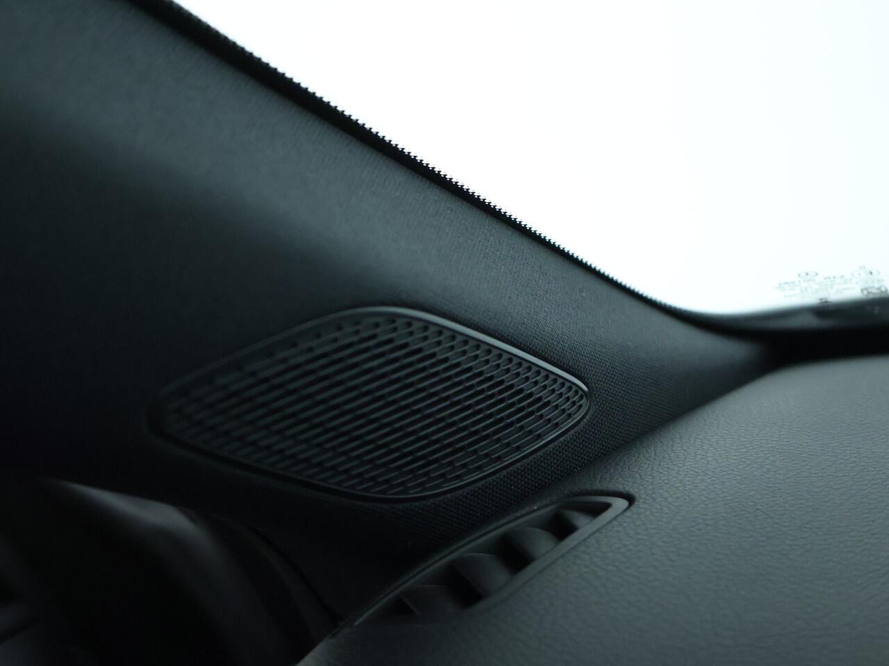 Mercedes-Benz CLA-KLASSE 180 AMG Nightpakket | Panoramadak | Dode Hoek Ass | Keyless Go | Sfeerverlichting | Alarm | Stoelverwarming | Inclusief 24 maanden Mercedes-Benz Certified garantie voor Europa.