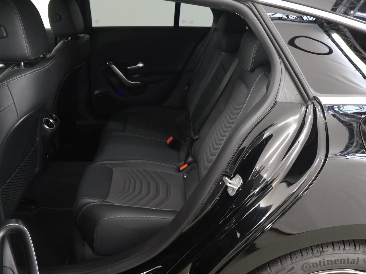 Mercedes-Benz CLA-KLASSE 180 Shooting Brake Star Edition Luxury Line | Panoramadak | Donkergetint glas | Parkeerassistent PARKTRONIC | Sfeerverlichting |