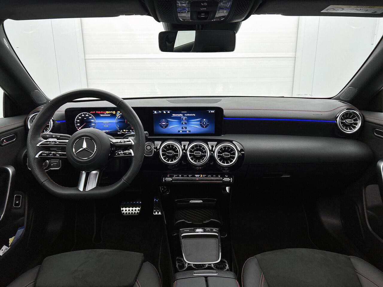 Mercedes-Benz CLA-KLASSE Shooting Brake 250 e AMG Plug-In Hybride | AMG Line | Panoramadak | Trekhaak | Sfeerverlichting | Dodehoek Assist | Stuur en Stoelverwaming. Inclusief 24 maanden MB Certified garantie voor Europa.