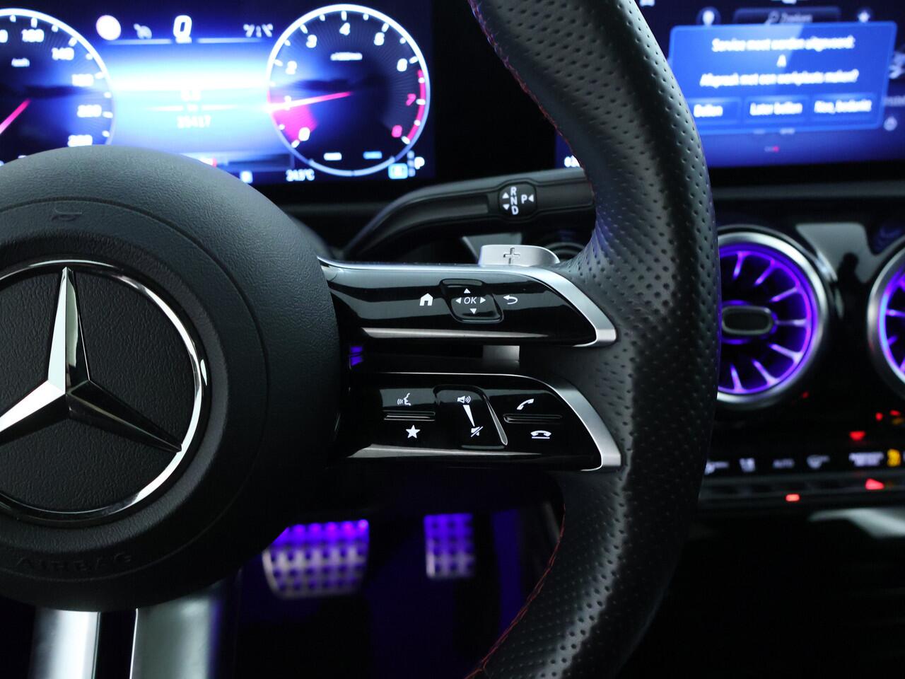 Mercedes-Benz CLA-KLASSE 180 AMG Nightpakket | Panoramadak | Dode Hoek Ass | Keyless Go | Sfeerverlichting | Alarm | Stoelverwarming | Inclusief 24 maanden Mercedes-Benz Certified garantie voor Europa.