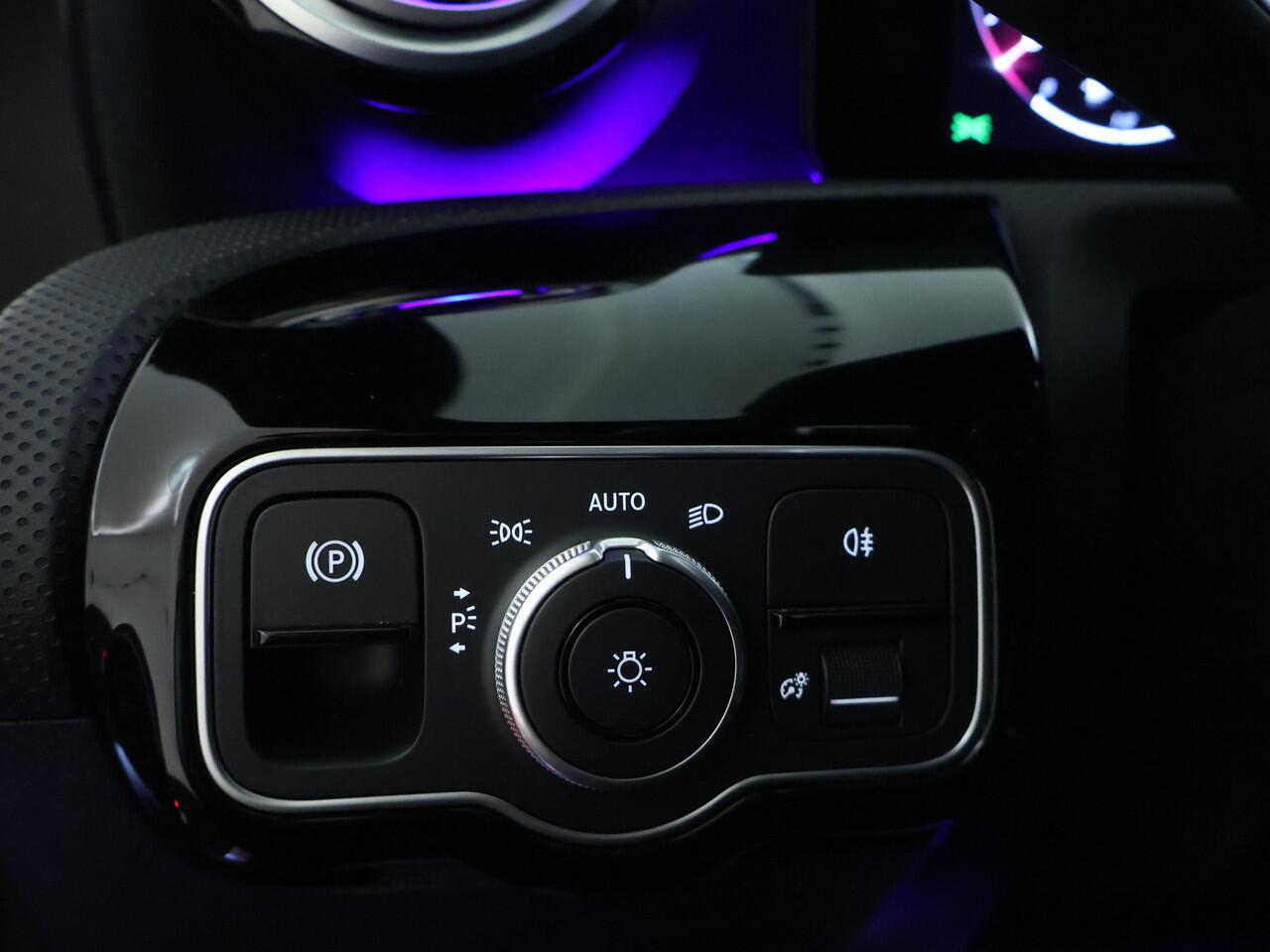 Mercedes-Benz CLA-KLASSE 250 e Star Edition | AMG Line | Night Pakket | Panoramadak | Led koplampen . Inclusief 24 maanden MB Certified garantie voor Europa.