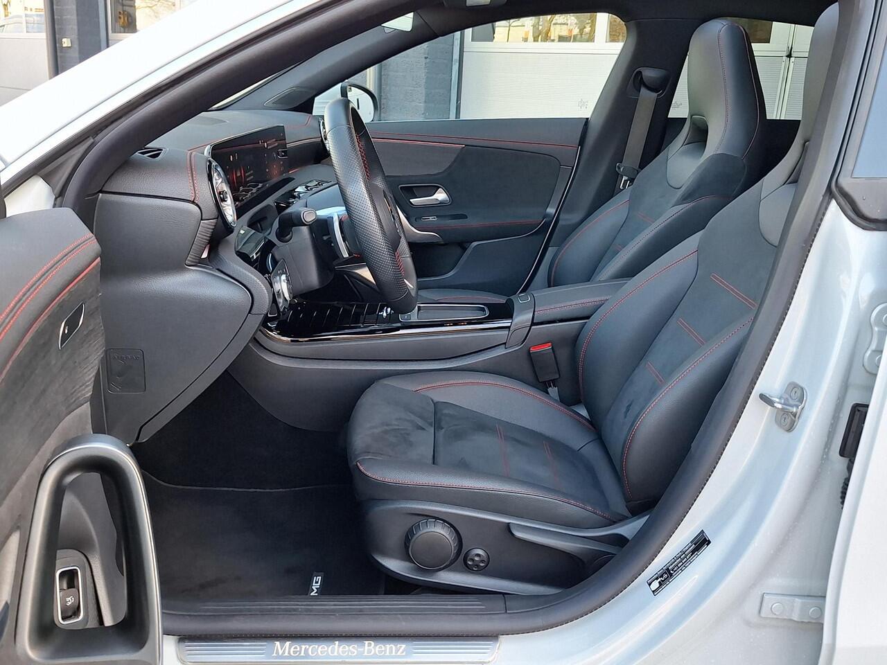 Mercedes-Benz CLA-KLASSE Shooting Brake 180 | Panoramadak | AMG | Achteruitrijcamera | Stoelverwarming | Multibeam LED | Sfeerverlichting | Keyless-GO | Elektrische achterklep
