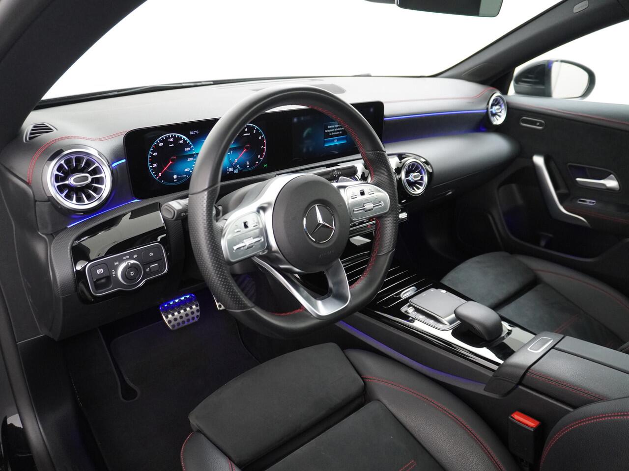 Mercedes-Benz CLA-KLASSE Shooting Brake 200 AMG // Panoramadak // Sfeerverlichting // Privacy Glas // 19" Velgen // Carplay // Augmented Reality