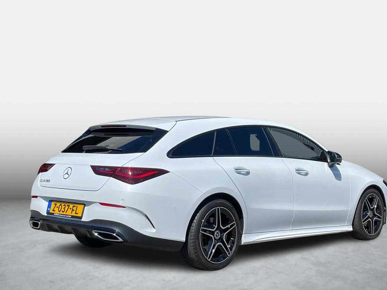 Mercedes-Benz CLA-KLASSE Shooting Brake 180 | Panoramadak | AMG Night | 360° Camera | Head-up display | Memorystoelen verwarmd | Sfeerverlichting