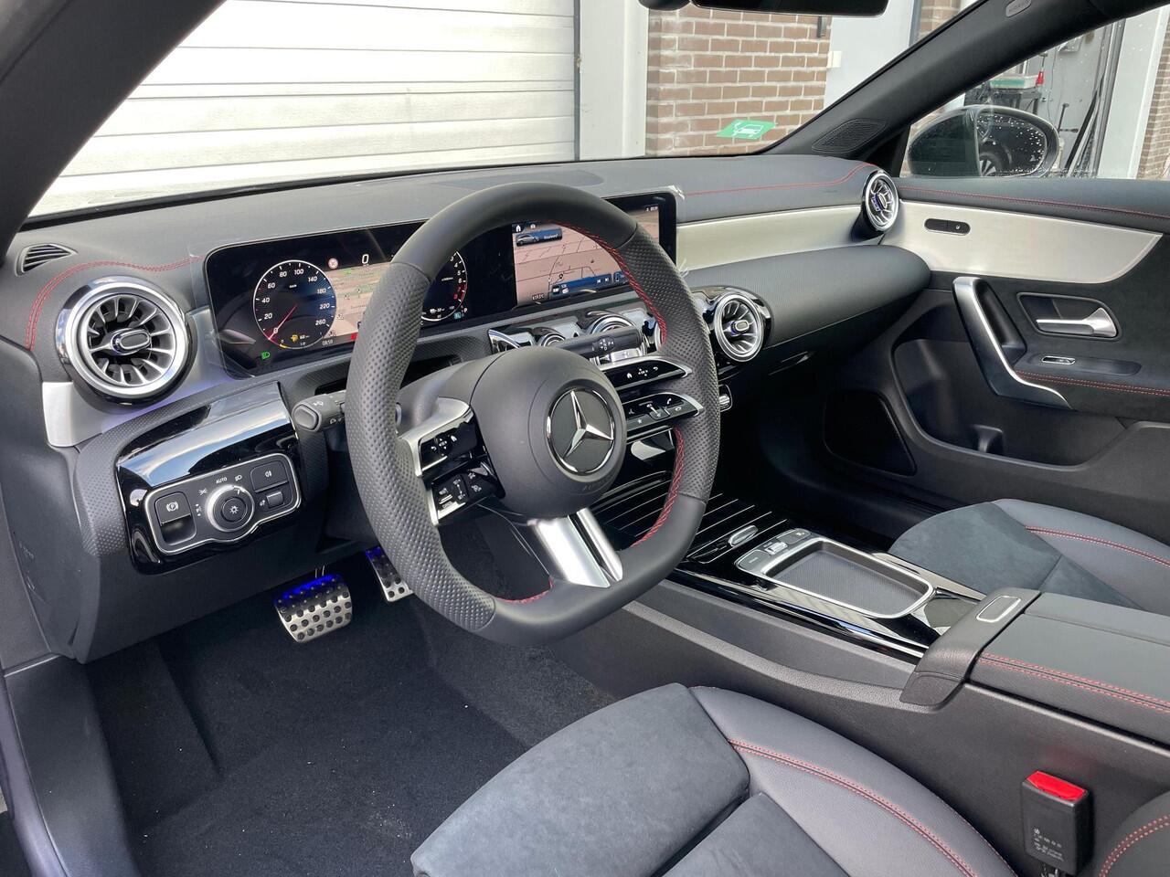 Mercedes-Benz CLA-KLASSE Shooting Brake 250 e AMG Line | Premium Pakket | Night Pakket | Panoramadak | MULTIBEAM LED Koplampen | Dodehoekassistent | Advanced Sound System | Sfeerverlichting
