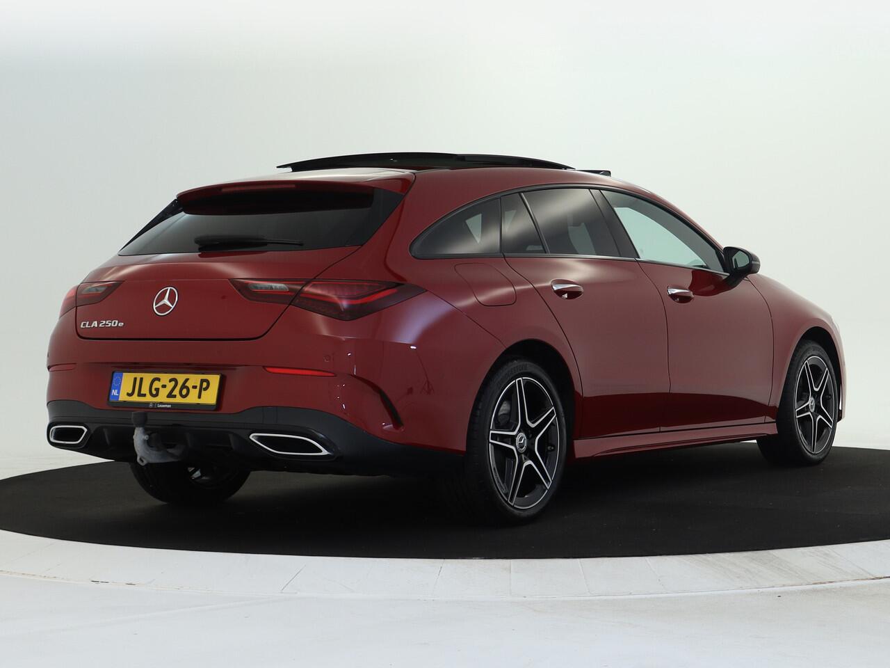 Mercedes-Benz CLA-KLASSE Shooting Brake 250 e AMG Plug-In Hybride | AMG Line | NIght Pakket | Panoramadak | Trekhaak | Multi beam Koplampen | 11kW Laden | Stuur en Stoelverwarming. Inclusief 24 maanden MB Certified garantie voor Europa.