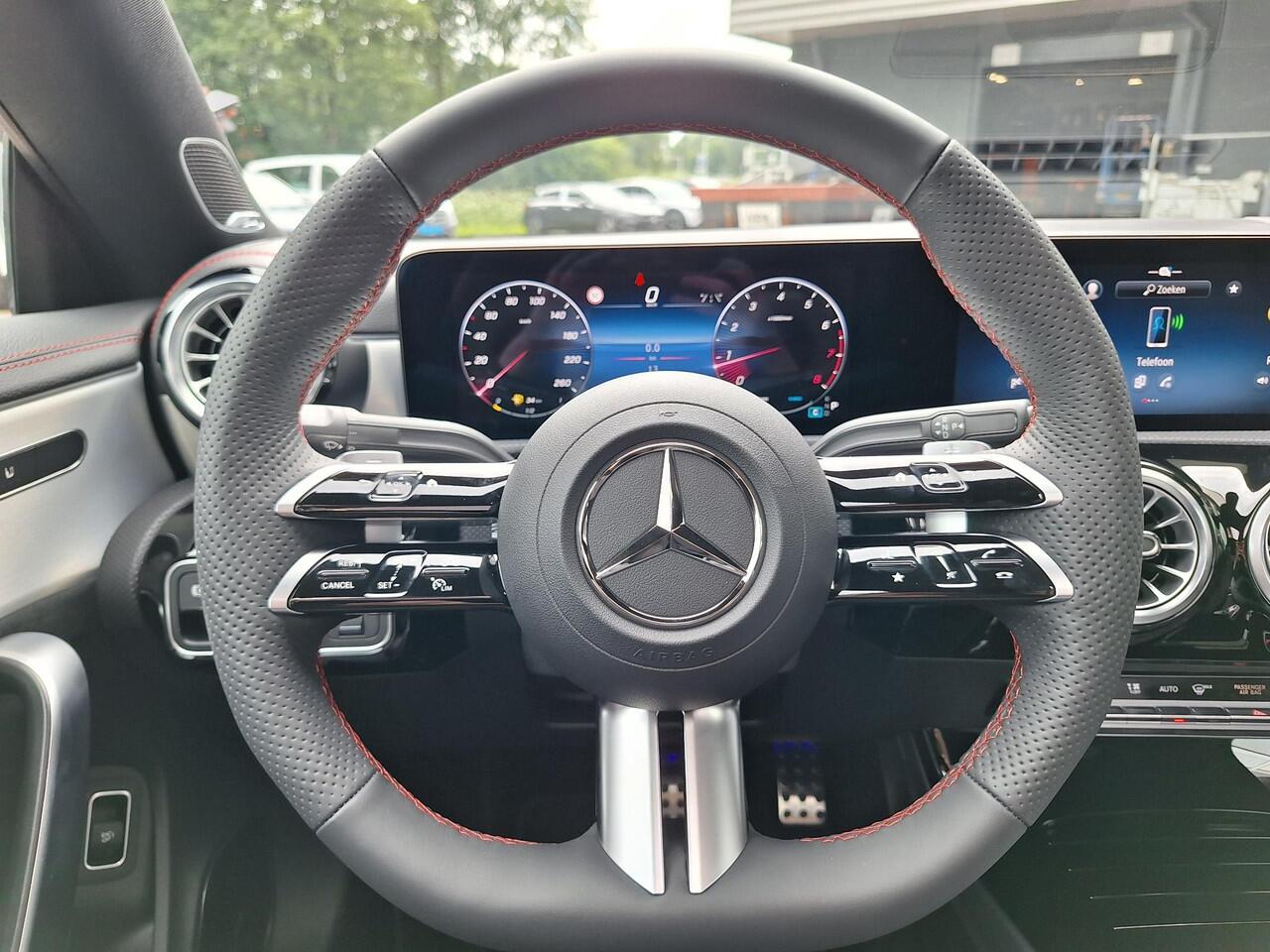 Mercedes-Benz CLA-KLASSE 200 AMG Line | Premium Pakket | Night Pakket | Winter Pakket | Panoramadak | Trekhaak | Burmester Surround Sound | MULTIBEAM LED Koplampen | Dodehoekassistent |