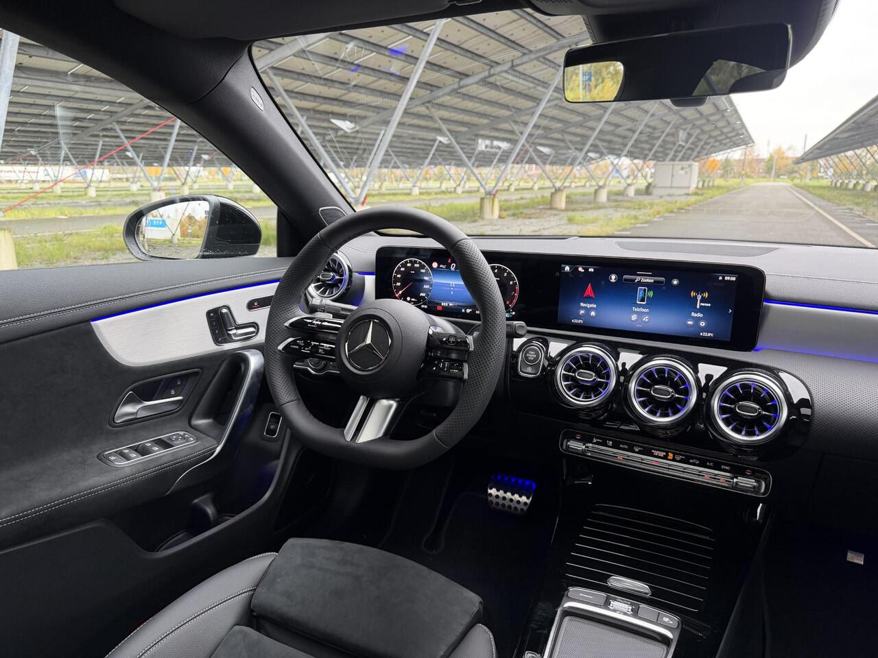 Mercedes-Benz CLA-KLASSE 180 Business Solution AMG | Night | Panoramadak | AMG Line Plus | Burmester | Trekhaak | Rijassistentiepakket | Head-up display | 360° camera | Techniekpakket | Winter pakket |