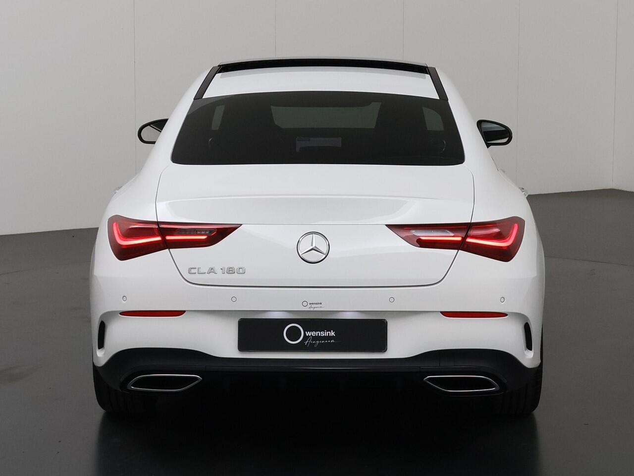 Mercedes-Benz CLA-KLASSE 180 AMG Line | Panoramadak | Sfeerverlichting | Nightpakket | Stoelverwarming | Multimedia Systeem Groot |