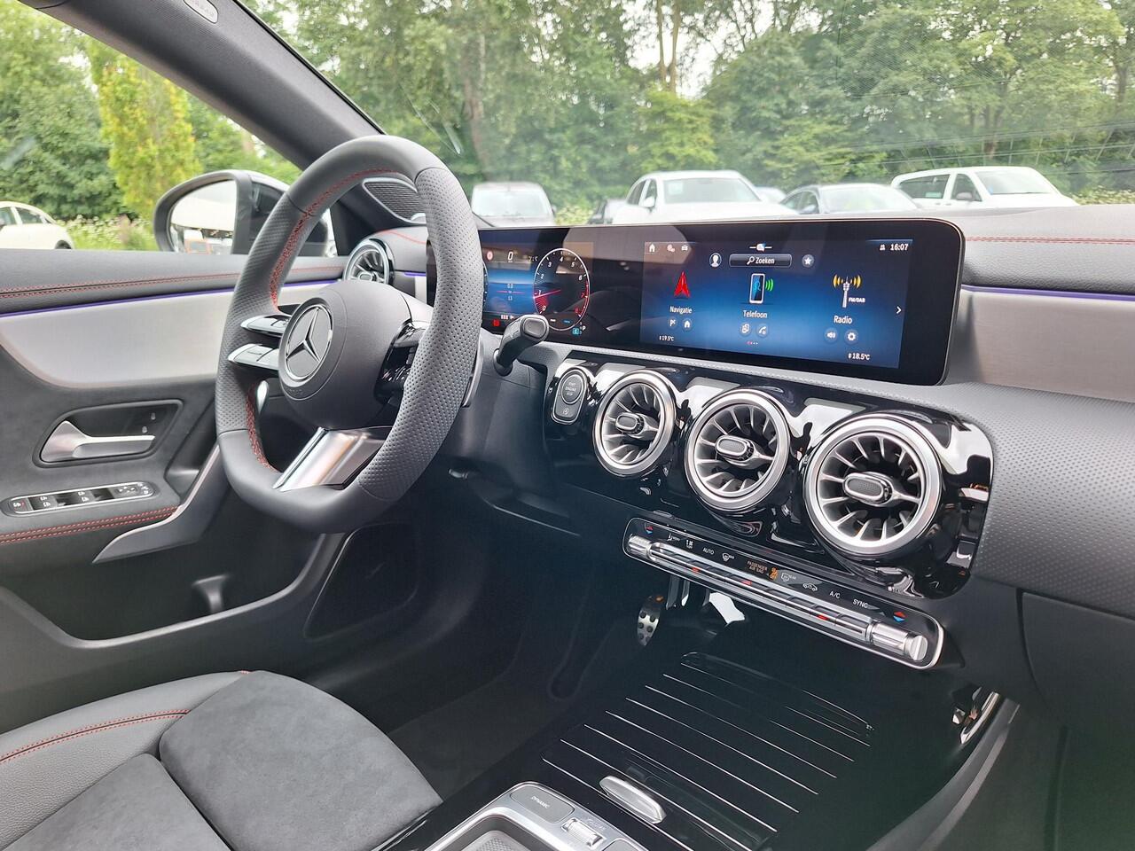 Mercedes-Benz CLA-KLASSE 200 AMG Line | Premium Pakket | Night Pakket | Winter Pakket | Panoramadak | Trekhaak | Burmester Surround Sound | MULTIBEAM LED Koplampen | Dodehoekassistent |