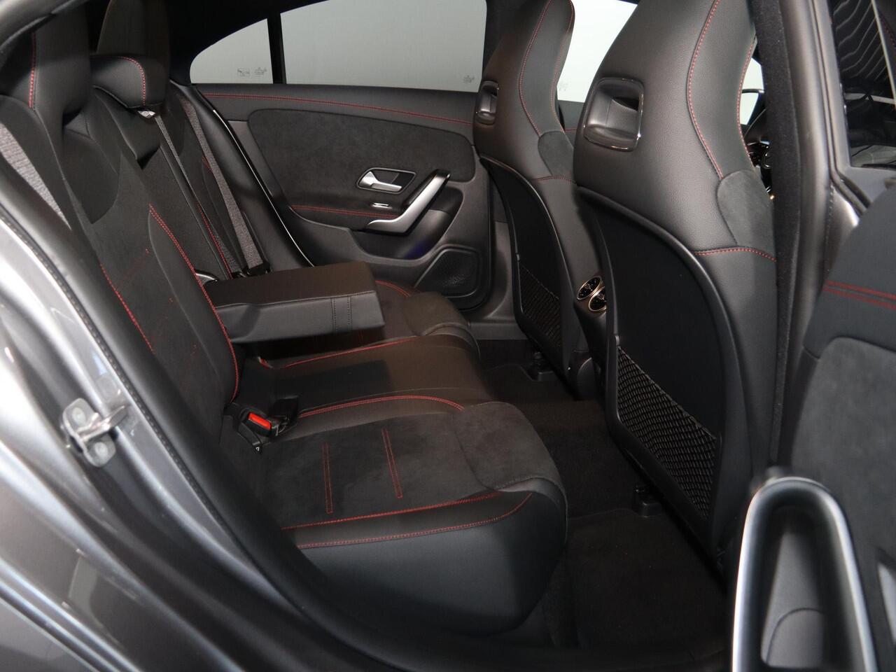 Mercedes-Benz CLA-KLASSE 180 Star Edition AMG Line | Panoramaschuifdak | DISTRONIC | Nightpakket | Achteruitrijcamera |