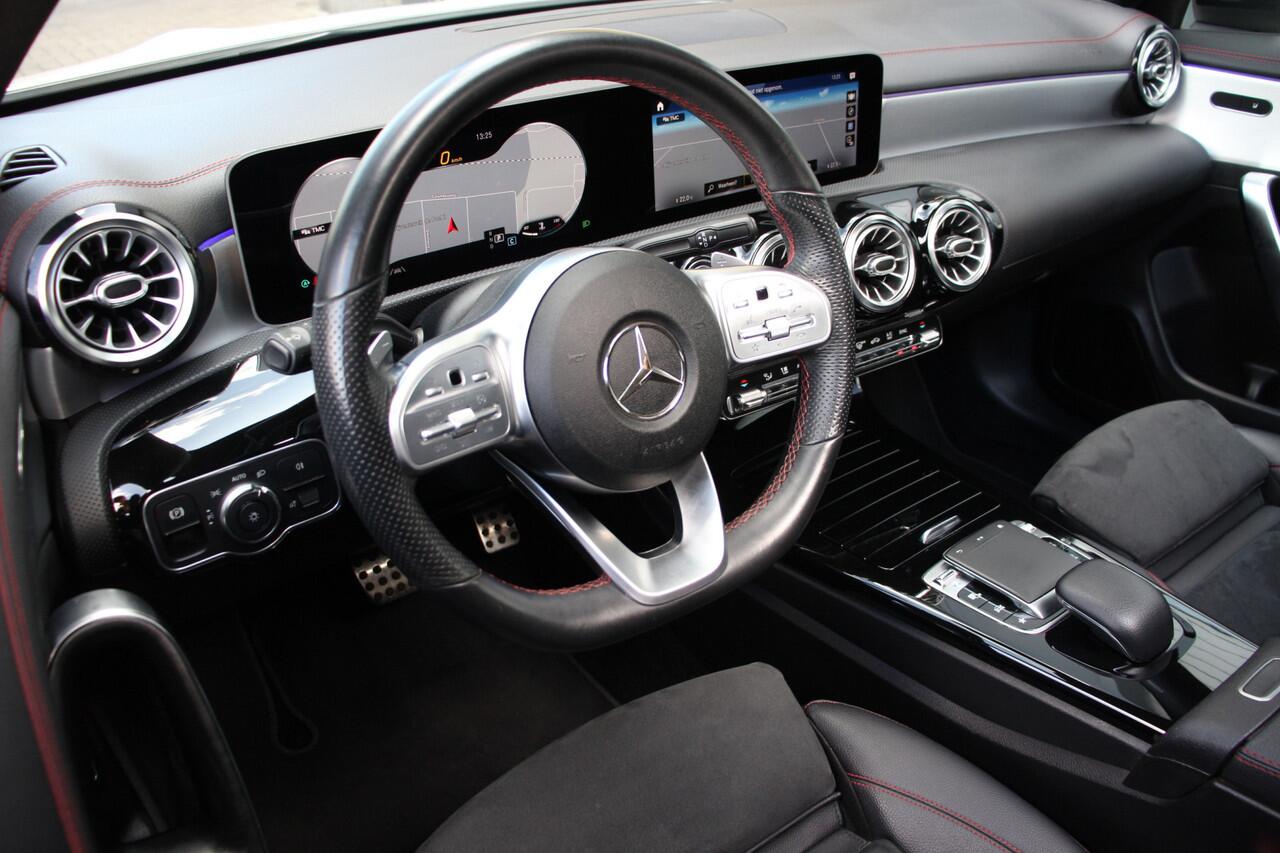 Mercedes-Benz CLA-KLASSE 180 AMG | Night pakket | Pano | Sfeerverlichting | Camera