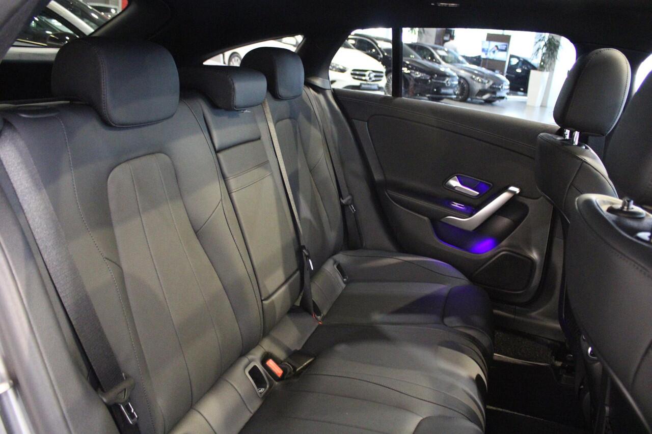 Mercedes-Benz CLA-KLASSE Shooting Brake 180 Luxury Line Panorama dak | Trekhaak