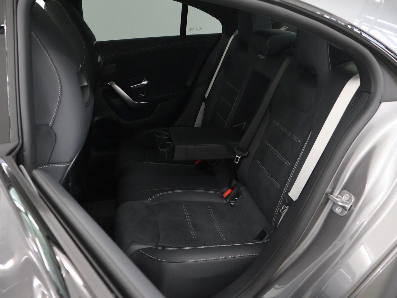 Mercedes-Benz CLA-KLASSE 180 Business Solution AMG | Panoramaschuifdak | AMG Line Plus | Nightpakket | Head-Up | Dodehoekassistent