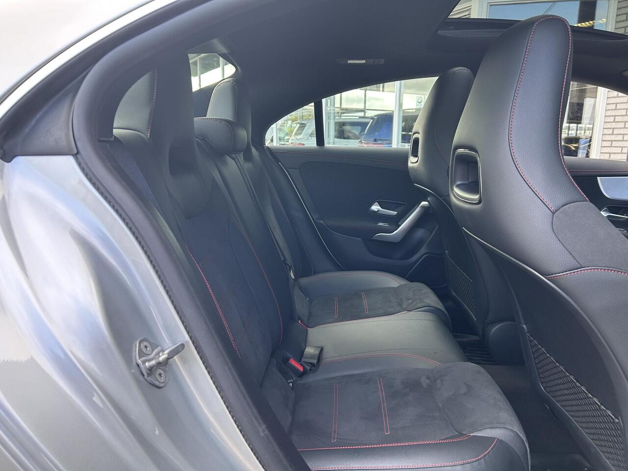 Mercedes-Benz CLA-KLASSE 180 | Panoramadak | AMG | Stoelverwarming