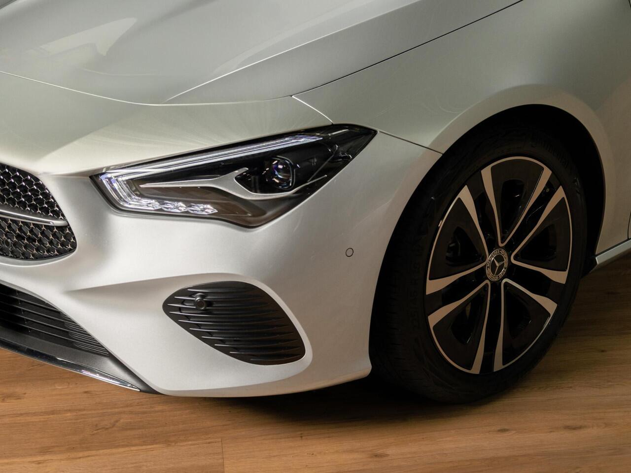 Mercedes-Benz CLA-KLASSE Shooting Brake 200 Luxury Line Panorama dak | Trekhaak