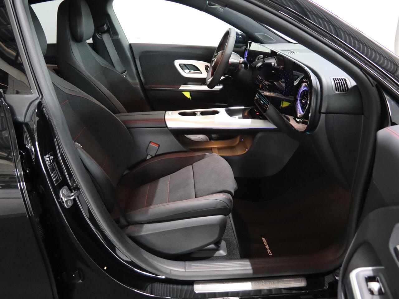 Mercedes-Benz CLA-KLASSE 250+ Launch Edition 85 kWh | AMG | Night | Panoramadak | 19" lichtmetalen velgen | Sfeerverlichting |