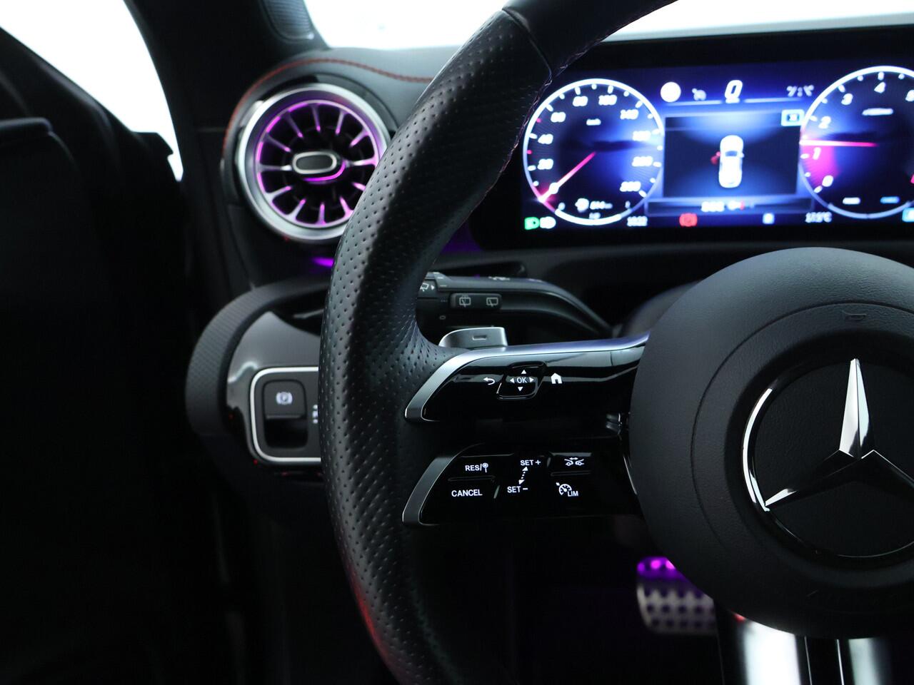 Mercedes-Benz CLA-KLASSE Shooting Brake 180 AMG Nightpakket | Trekhaak | Keyless Go | Sfeerverlichting | Stoelverwarming | Parkeerpakket met Camera | Inclusief 24 maanden Mercedes-Benz Certified garantie voor Europa.