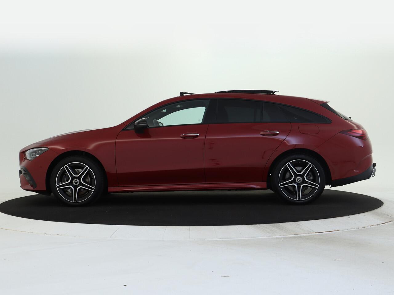 Mercedes-Benz CLA-KLASSE Shooting Brake 250 e AMG Plug-In Hybride | AMG Line | NIght Pakket | Panoramadak | Trekhaak | Multi beam Koplampen | 11kW Laden | Stuur en Stoelverwarming. Inclusief 24 maanden MB Certified garantie voor Europa.