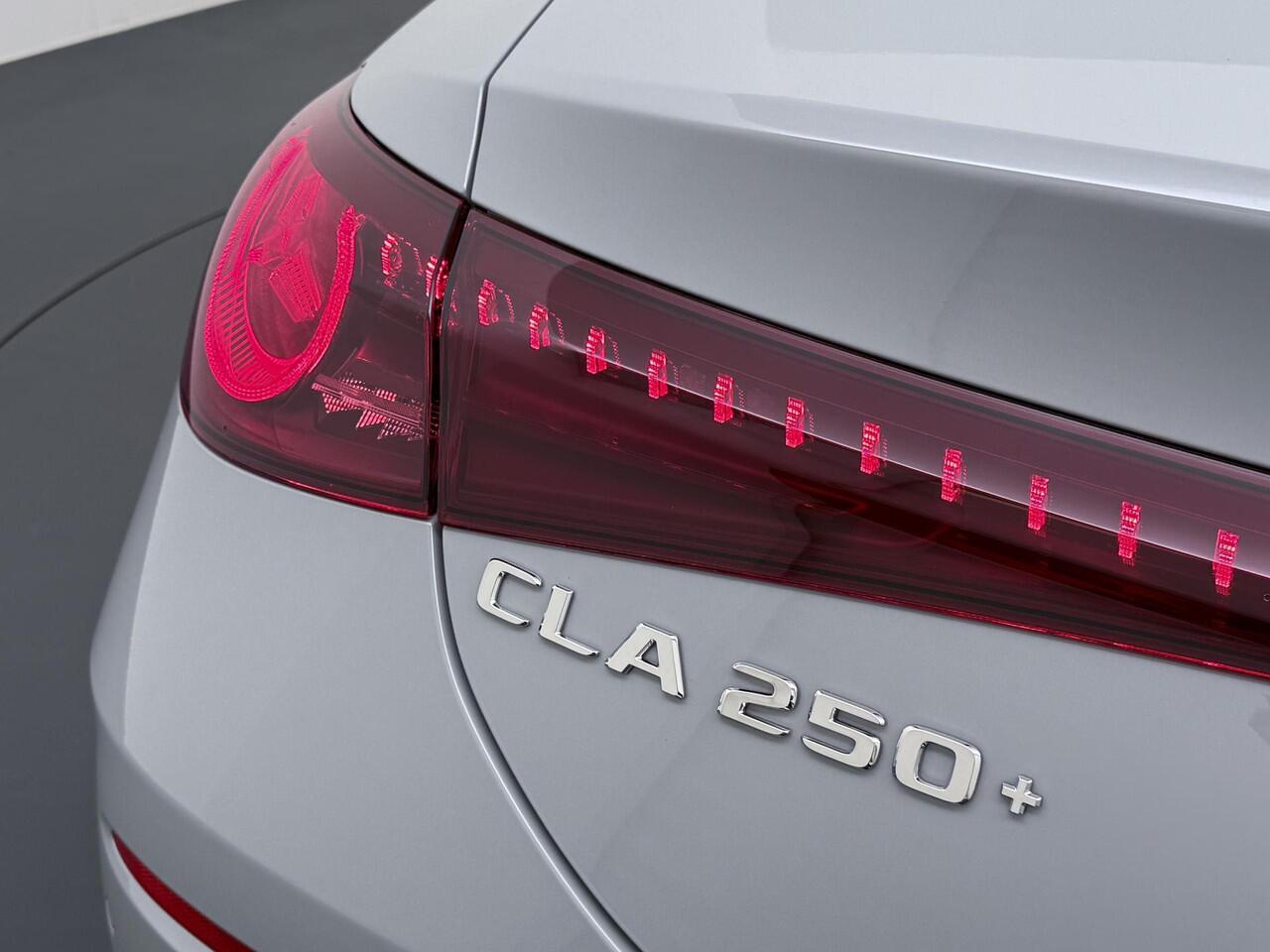 Mercedes-Benz CLA-KLASSE 250+ Launch Edition 85 kWh Accu | Trekhaak Wegklapbaar | Memorystoelen | Warmtepomp | Multibeam Led | Stoelverwarming Voorin | Distronic Cruise Control | Achteruitrijcamera | Nightpakket | Dodehoekassistent