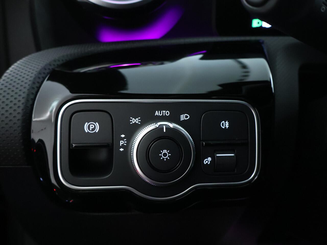 Mercedes-Benz CLA-KLASSE Shooting Brake 180 AMG Nightpakket | Trekhaak | Keyless Go | Sfeerverlichting | Stoelverwarming | Parkeerpakket met Camera | Inclusief 24 maanden Mercedes-Benz Certified garantie voor Europa.