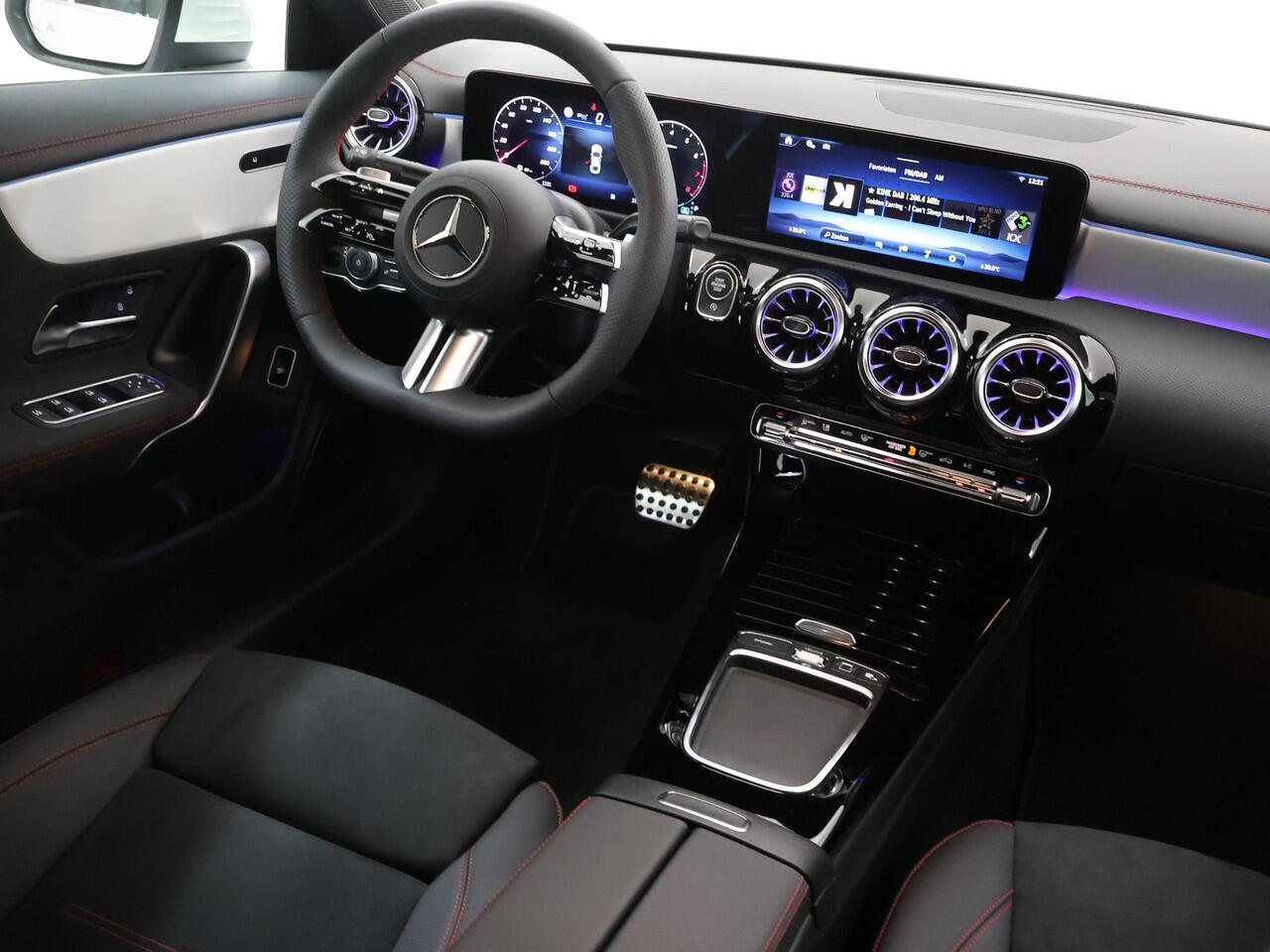 Mercedes-Benz CLA-KLASSE 180 Business Solution AMG | Rij-Assistentie| Burmester | 360° camera | Winter pakket | Techniekpakket