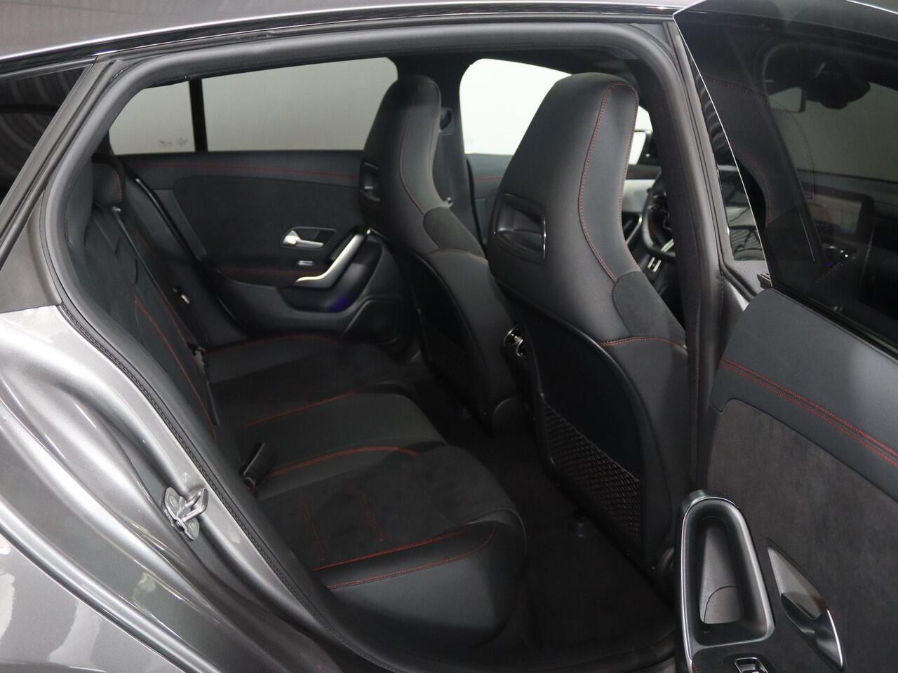 Mercedes-Benz CLA-KLASSE 180 Shooting Brake Business Solution AMG | Panorama-schuifdak | Trekhaak | Dode hoek | 360°-camera| Stoelverwarming