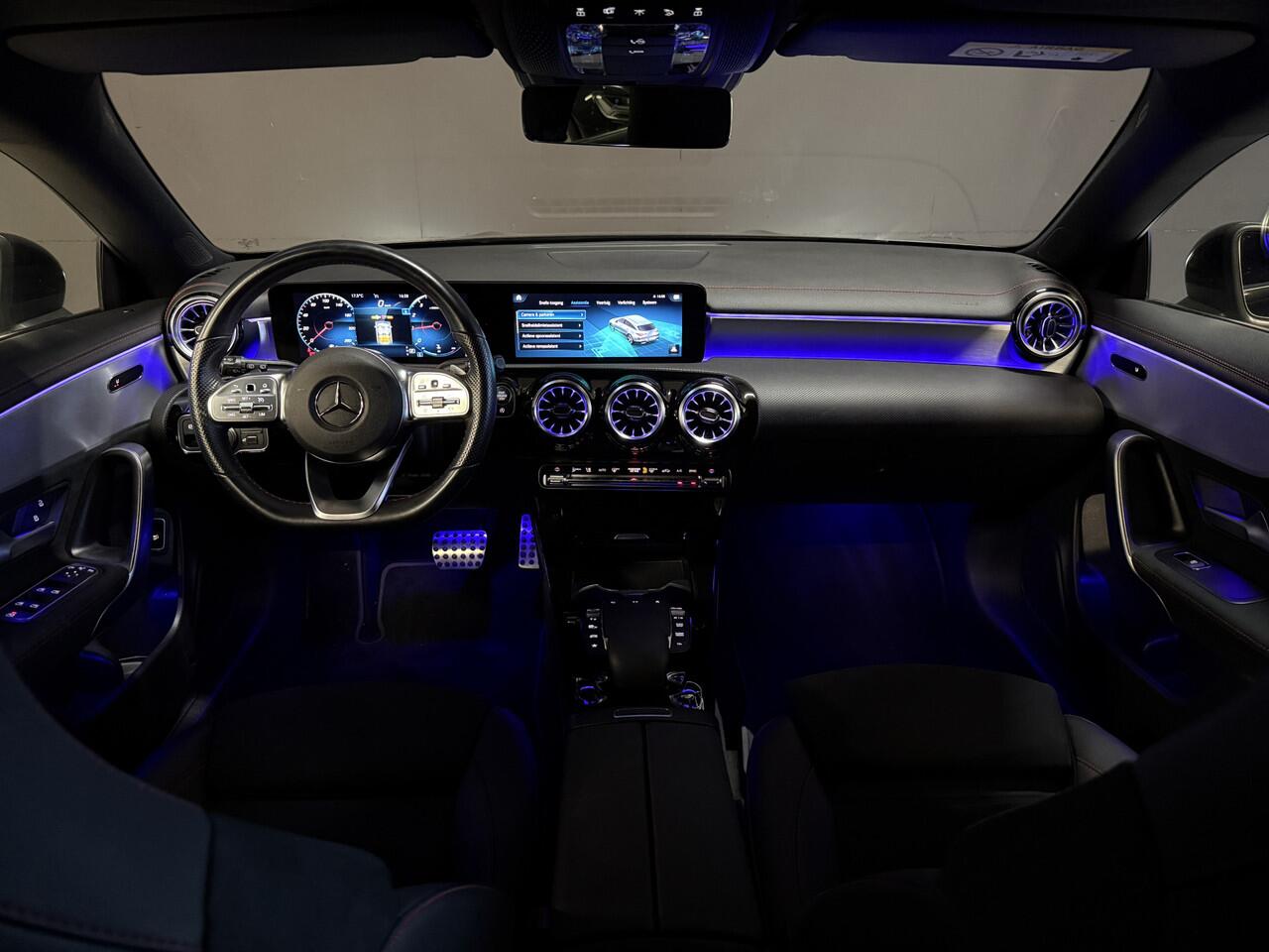 Mercedes-Benz CLA-KLASSE Shooting Brake 180 Business Solution AMG Automaat | Sfeerverlichting | Camera | Trekhaak | Full LED | Stoelverwarming | Navi