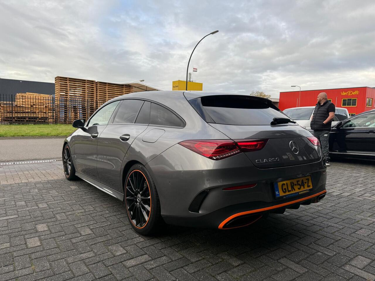 Mercedes-Benz CLA-KLASSE Shooting Brake 200 Premium Plus | 1E EIGENAAR | 12MND GARANTIE | ORANGE EDITION | PANO | CARPLAY | SFEERVERLICHTING | DASHCAM | AUTOMAAT | LED | AFSTANDSPILOT PLUS |