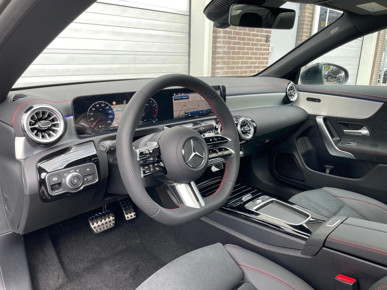 Mercedes-Benz CLA-KLASSE 180 AMG Line | Premium Pakket | Night Pakket | Panoramadak | MULTIBEAM LED koplampen | Dodehoekassistent | Advanced Sound System | Sfeerverlichting | Stoelverwarming |