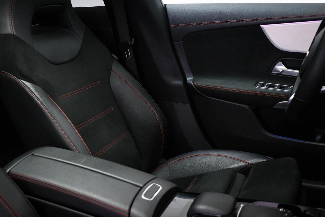 Mercedes-Benz CLA-KLASSE 180 AMG Line | WIDESCREEN | PANORAMADAK | SFEERVERLICHTING