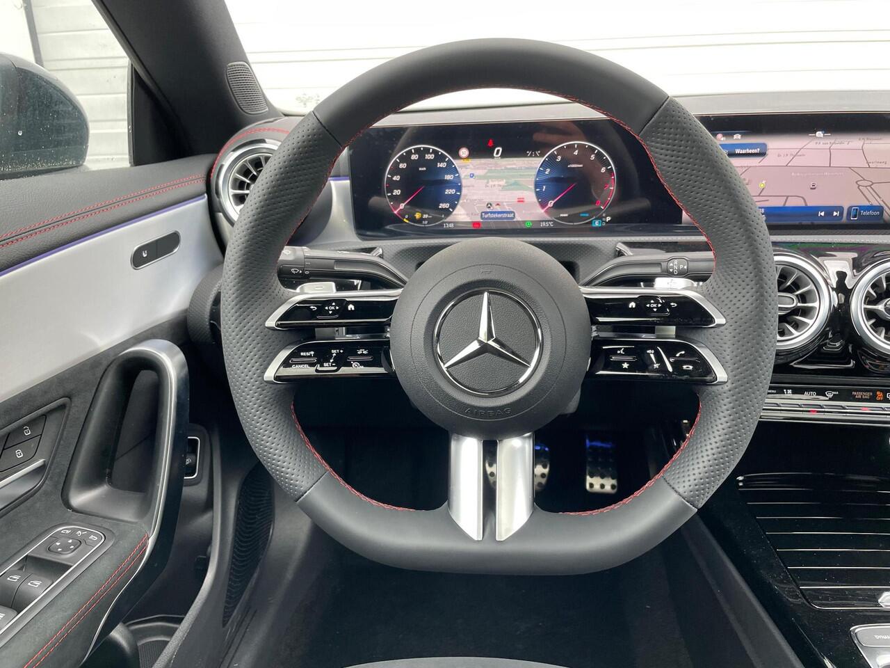 Mercedes-Benz CLA-KLASSE 180 AMG Line | Premium Pakket | Night Pakket | Panoramadak | MULTIBEAM LED koplampen | Dodehoekassistent | Advanced Sound System | Sfeerverlichting | Stoelverwarming |