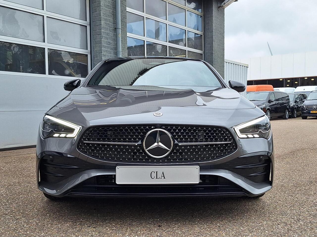 Mercedes-Benz CLA-KLASSE 200 AMG Line | Premium Pakket | Night Pakket | Winter Pakket | Panoramadak | Trekhaak | Burmester Surround Sound | MULTIBEAM LED Koplampen | Dodehoekassistent |
