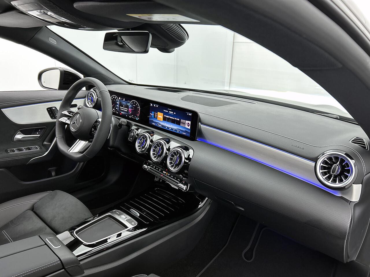 Mercedes-Benz CLA-KLASSE 180 Business Solution AMG | AMG Line Plus pakket | Smartphone integratie | Panoramaschuifdak | 360° camera | Advanced sound system | Head-up display | 19 inch AMG velgen |