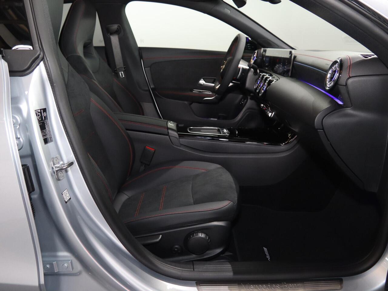 Mercedes-Benz CLA-KLASSE Shooting Brake 250e Business Solution AMG | Panoramaschuifdak | Night | Achteruitrijcamera| Stoelverwarming voor | LED koplampen | Afneembare Trekhaak | Apple Carplay / Android auto