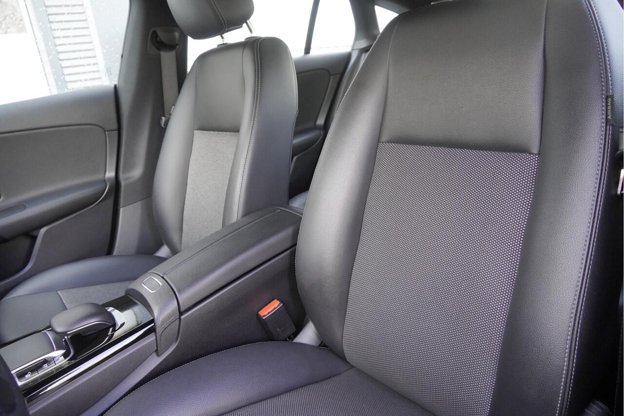 Mercedes-Benz CLA-KLASSE Shooting Brake 180 Automaat! Advantage BJ2019 Lmv 16" | Led | Navi | Pdc | Elek. achterklep | Achteruitrijcamera | Virtual cockpit | Climate control | Cruise control | Verwarmde voorstoelen | Zwarte hemel | Getint glas