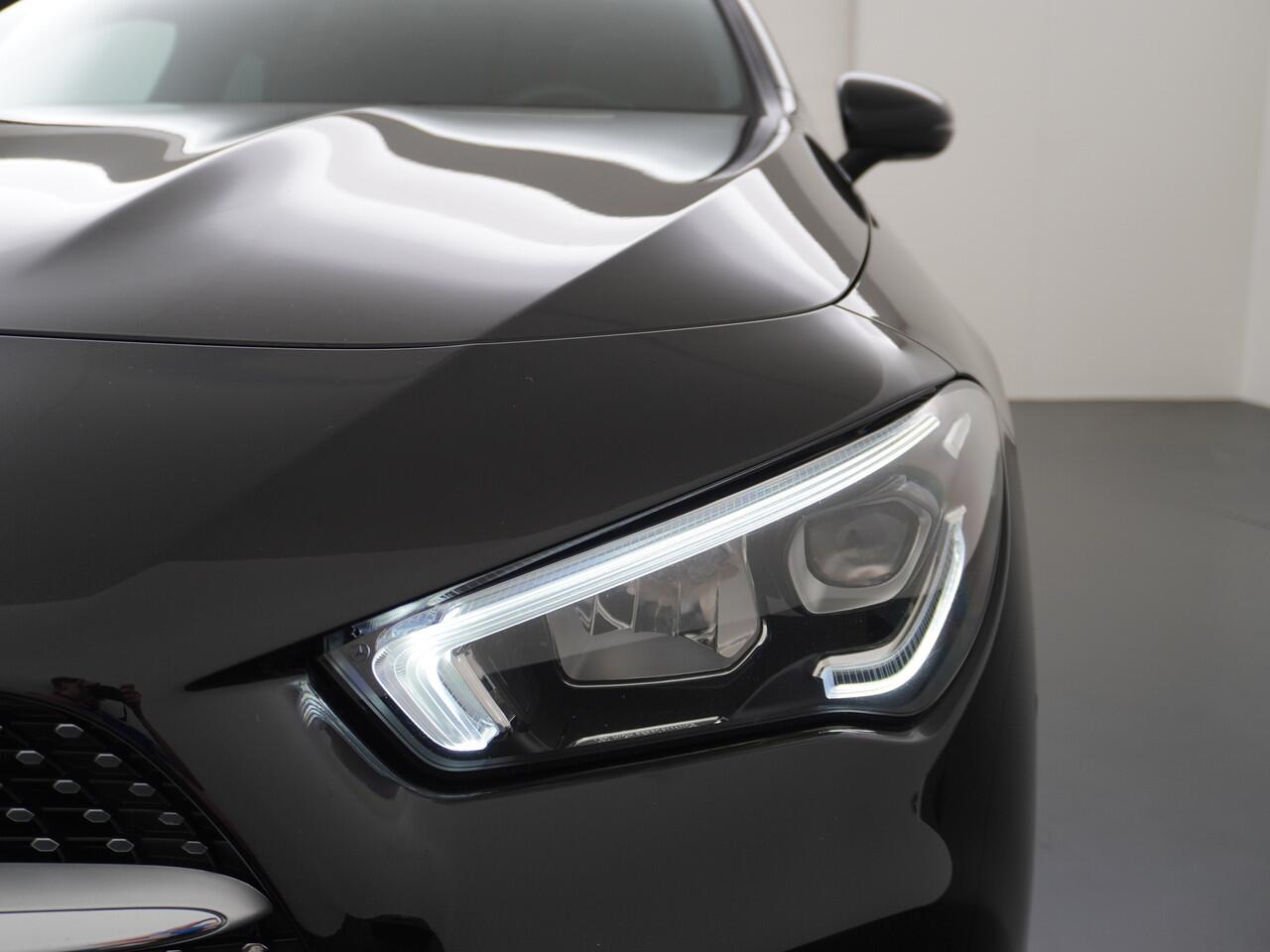 Mercedes-Benz CLA-KLASSE Shooting Brake 200 AMG // Panoramadak // Sfeerverlichting // Privacy Glas // 19" Velgen // Carplay // Augmented Reality