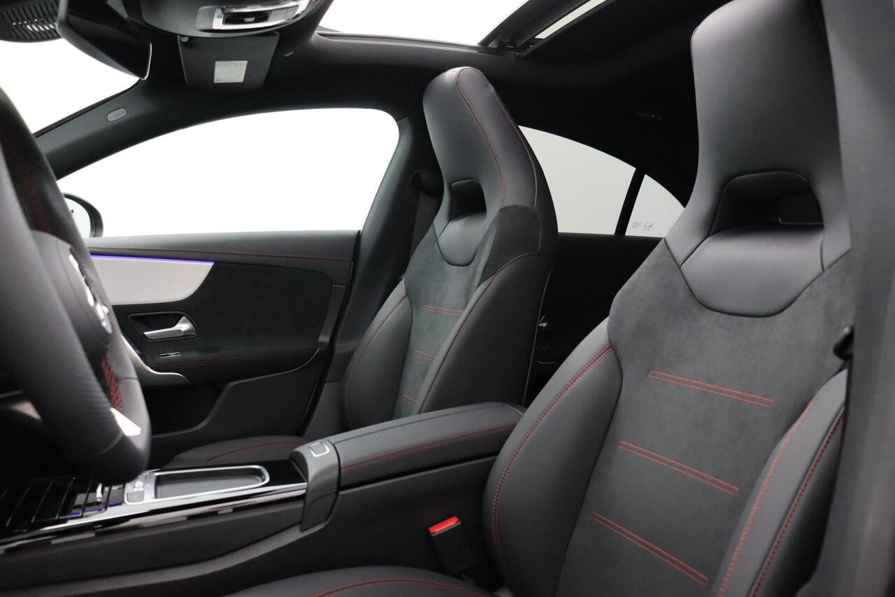 Mercedes-Benz CLA-KLASSE 180 AMG Line | Premium Pakket | Night Pakket | Panoramadak | MULTIBEAM LED Koplampen | Dodehoekassistent | Advanced Sound System | Sfeerverlichting |
