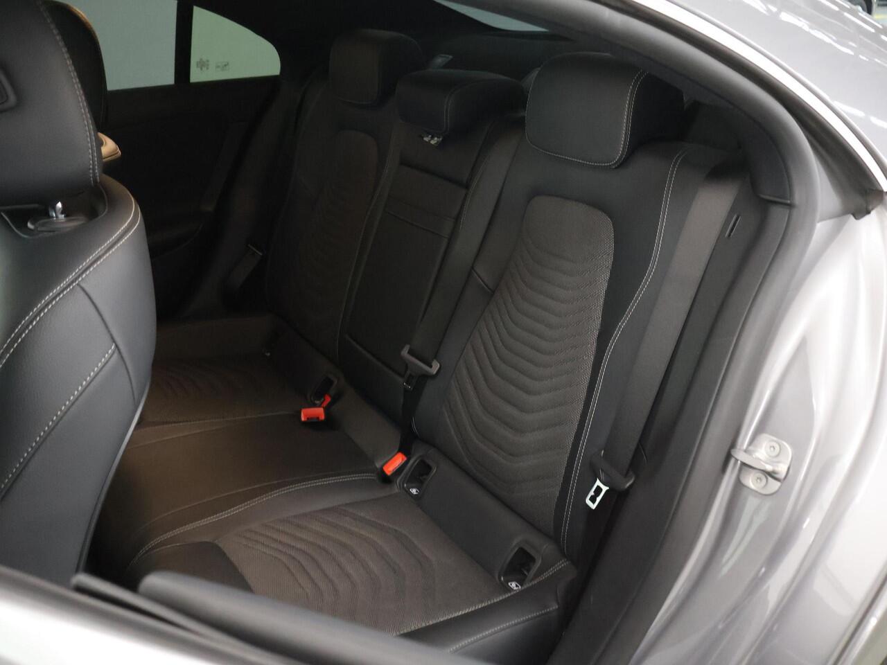 Mercedes-Benz CLA-KLASSE 180 Luxury Line | Panoramadak | Trekhaak | Digitaal display | Stoelverwarming |