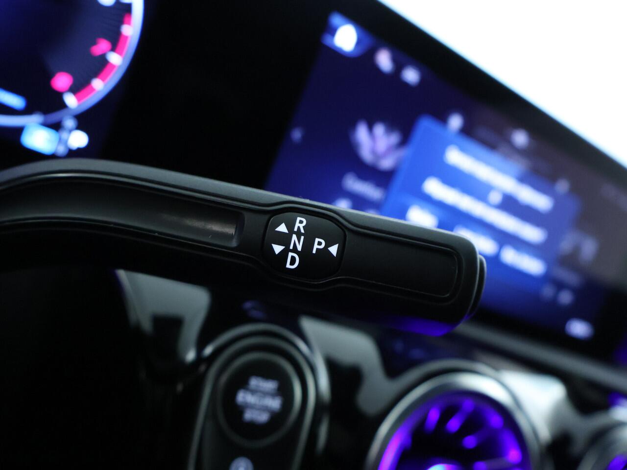 Mercedes-Benz CLA-KLASSE 180 AMG Nightpakket | Panoramadak | Dode Hoek Ass | Keyless Go | Sfeerverlichting | Alarm | Stoelverwarming | Inclusief 24 maanden Mercedes-Benz Certified garantie voor Europa.