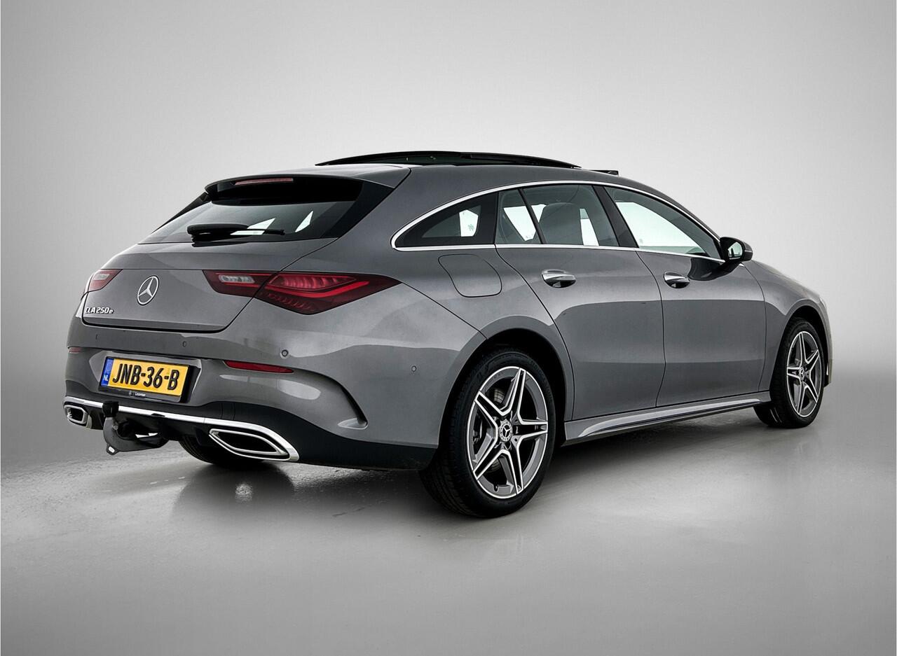 Mercedes-Benz CLA-KLASSE Shooting Brake 250 e AMG Plug-In Hybride | AMG Line | Panoramadak | Trekhaak | Sfeerverlichting | Dodehoek Assist | Stuur en Stoelverwaming. Inclusief 24 maanden MB Certified garantie voor Europa.