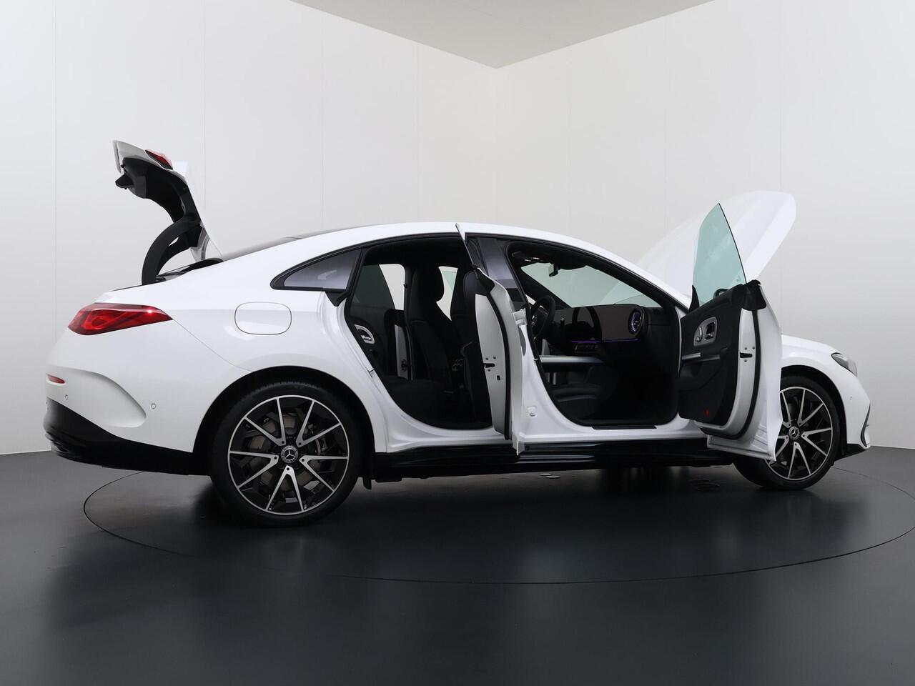 Mercedes-Benz CLA-KLASSE 250+ Launch Edition 85 kWh Accu | Trekhaak Wegklapbaar | Memorystoelen | Warmtepomp | Multibeam Led | Stoelverwarming Voorin | Distronic Cruise Control | Achteruitrijcamera | Nightpakket | Dodehoekassistent