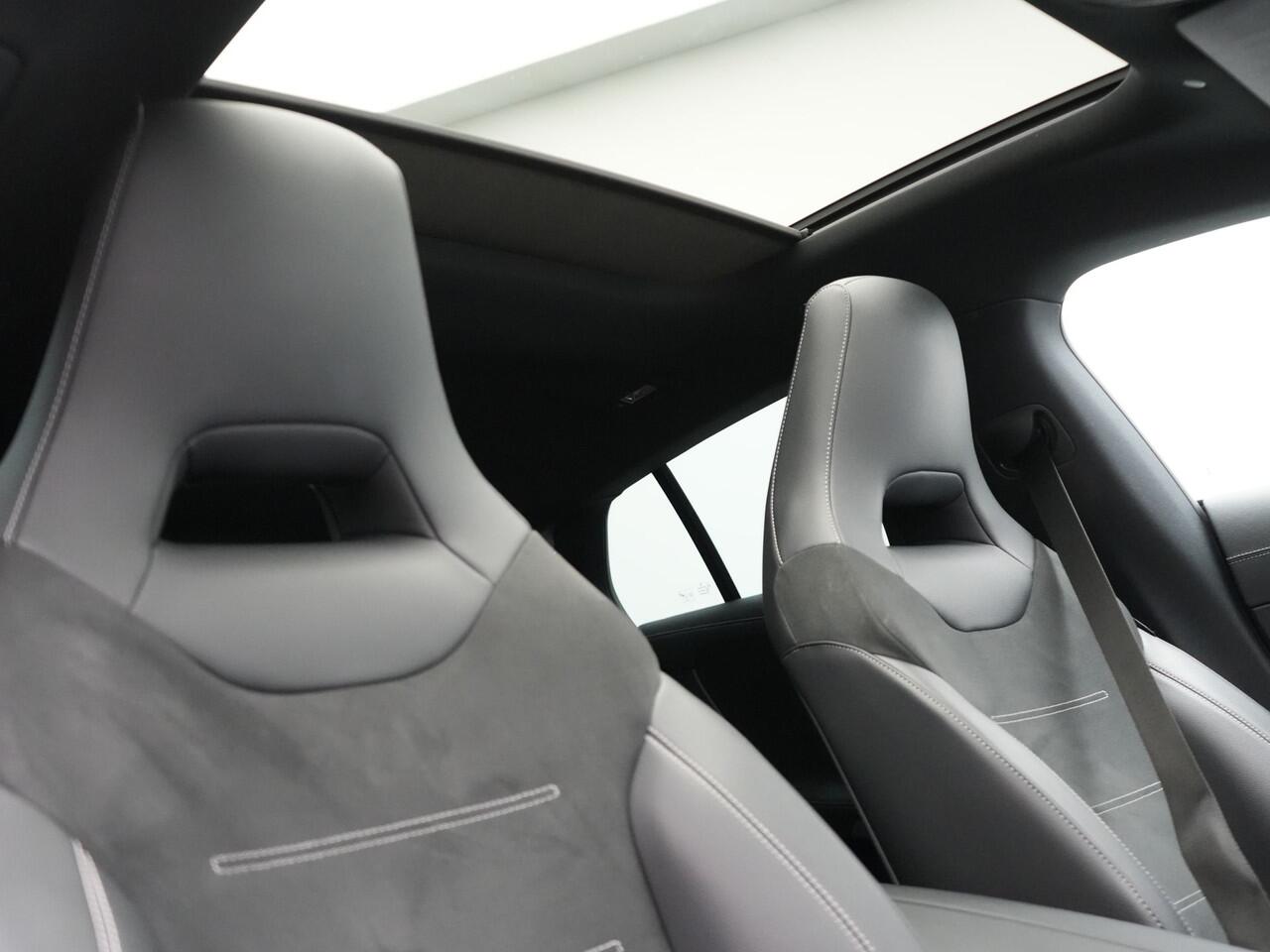 Mercedes-Benz CLA-KLASSE Shooting Brake 250 e AMG Plug In Hybrid 218pk Dealer O.H PHEV | Trekhaak Af Fabriek | Panodak | Burmester Sound | Adaptive Cruise | Alcantara Sportstoelen Verwarmd | Sfeerverlichting | WideScreen | Navigatie |