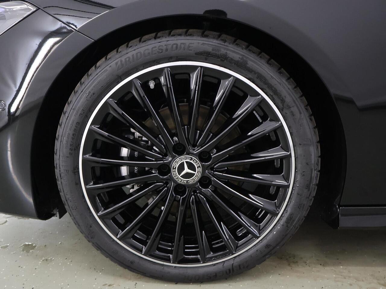 Mercedes-Benz CLA-KLASSE Shooting Brake 180 Business Solution AMG | Night Pakket | Panoramadak | 19" multispaaks velgen | 360 graden camera | Elekt. inklapbare trekhaak |