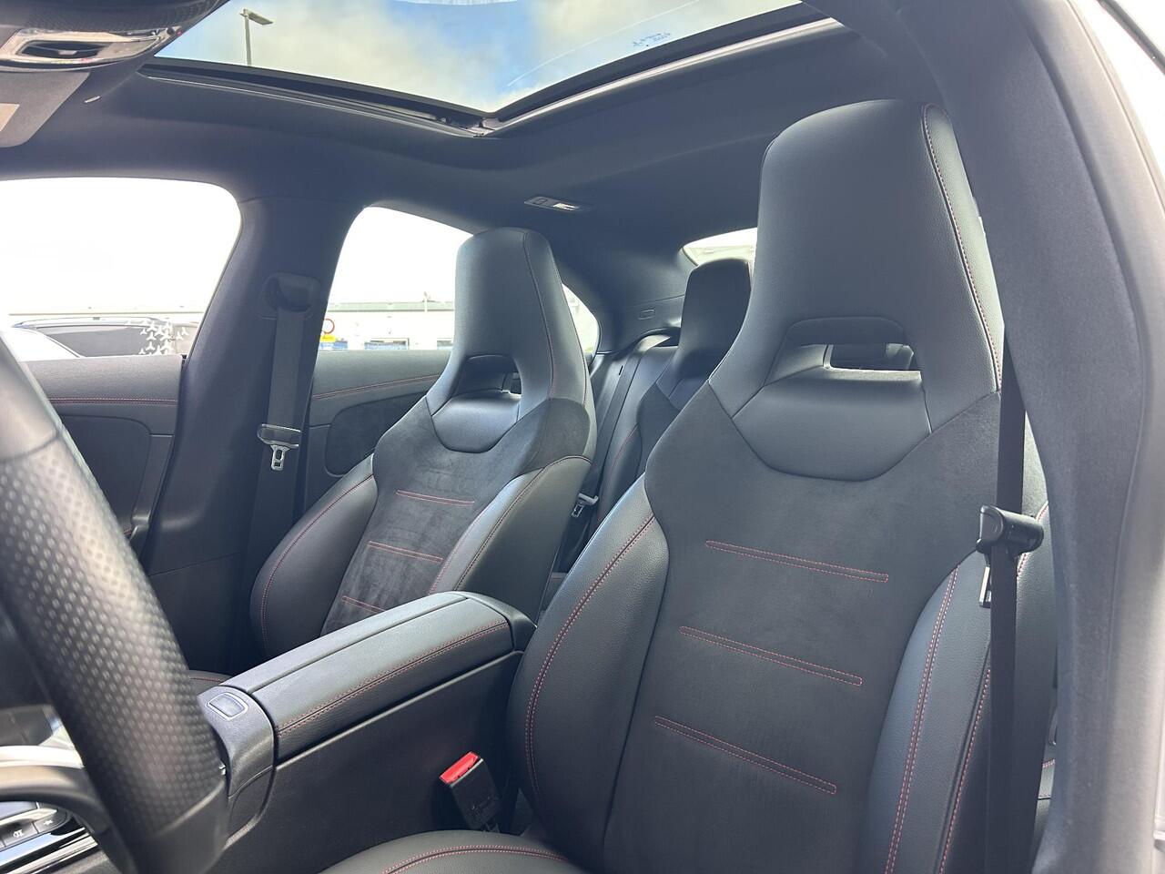 Mercedes-Benz CLA-KLASSE 180 | Panoramadak | AMG | Stoelverwarming